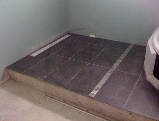 Укладка плитки на пол - ремонт ванной комнаты сантехгарант